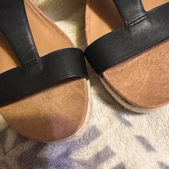 Kenneth Cole Reaction Black and Tan Wedge Sandals - Picture 4 of 10
